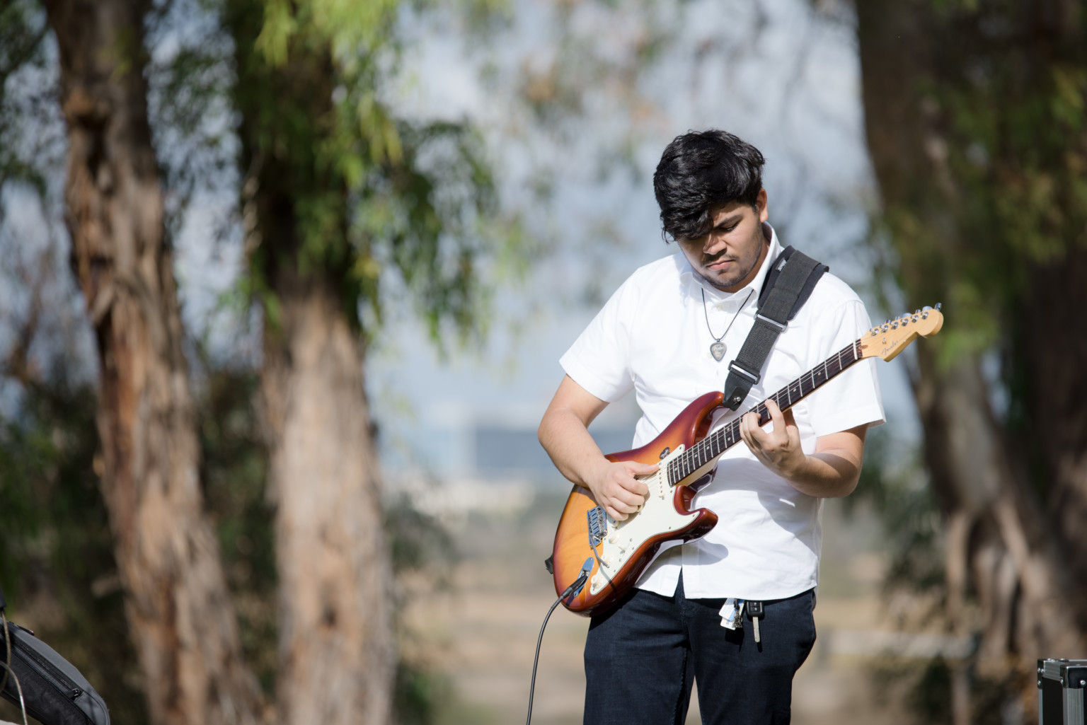 Agust Manzanares plays guitar